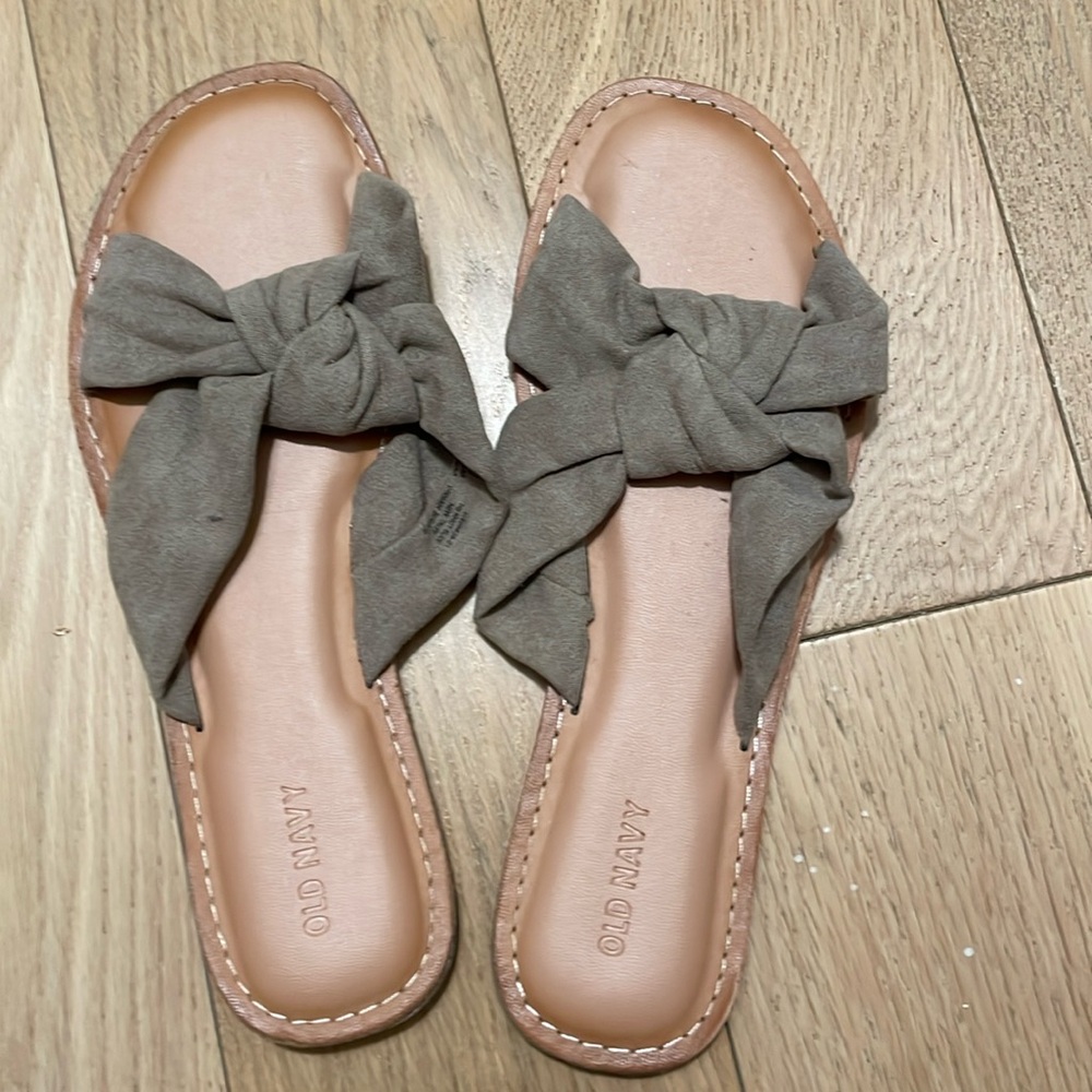 Old Navy Woman’s size 8 Taupe flats/sandals/flipflops